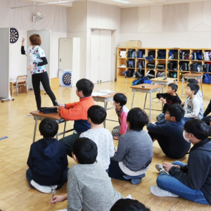 横浜市の小学校のダーツクラブにプロダーツ選手が訪問、点数計算で算数の能力アップ、自主性・社会性の向上などダーツで児童の成長を育む