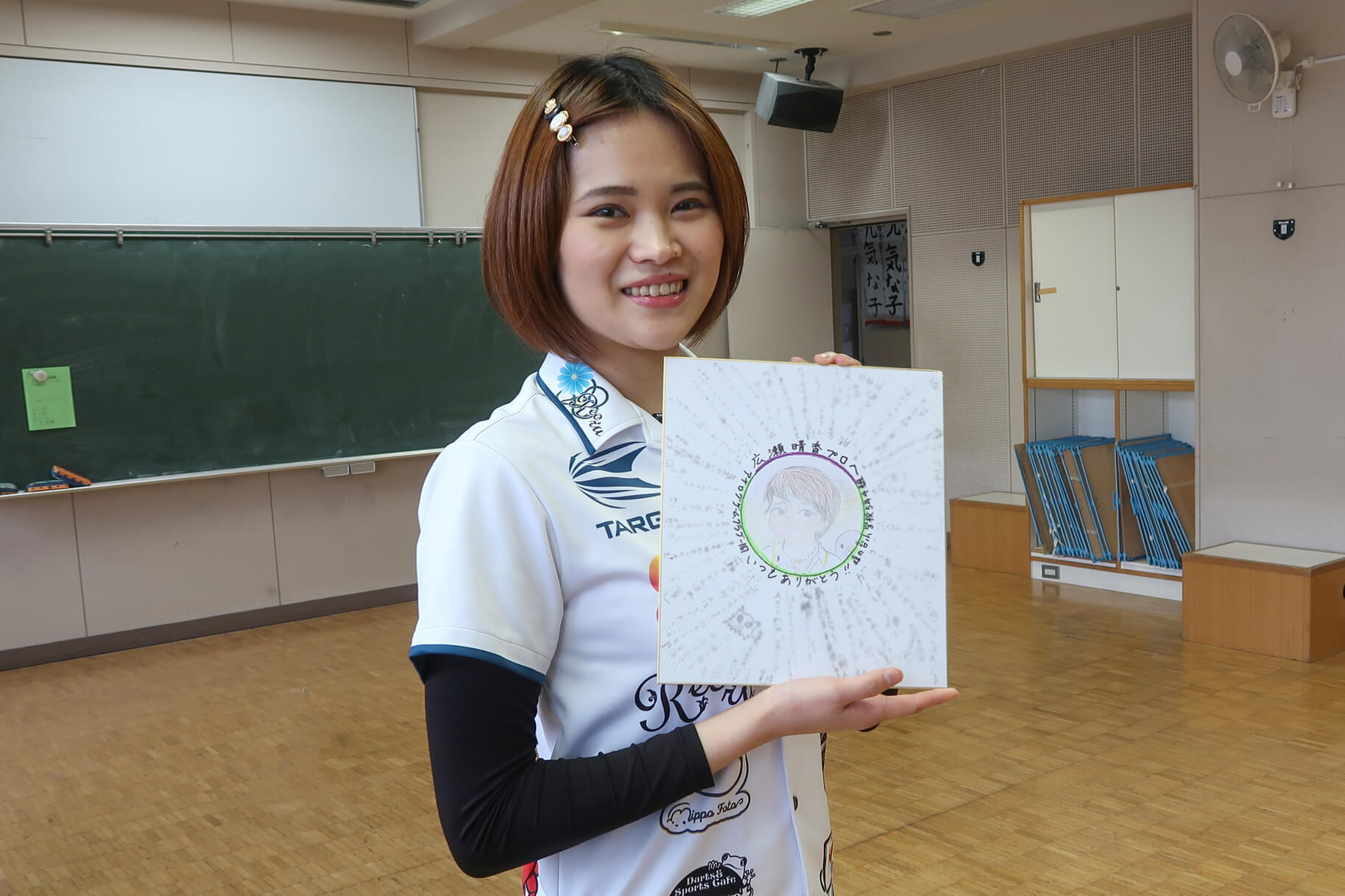 横浜市の小学校のダーツクラブにプロダーツ選手が訪問、点数計算で算数の能力アップ、自主性・社会性の向上などダーツで児童の成長を育む